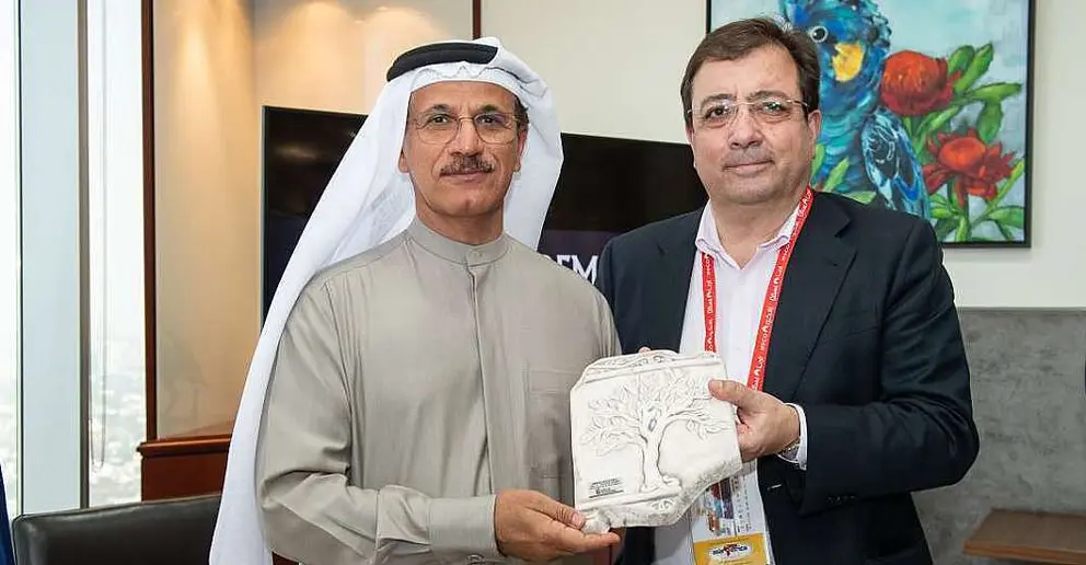 Guillermo Fernández Vara, presidente de Extremadura -dereccha-, con el presidente y CEO de DP Wolrd, Sultan Ahmed Bin Sulayem. (untaex.es)