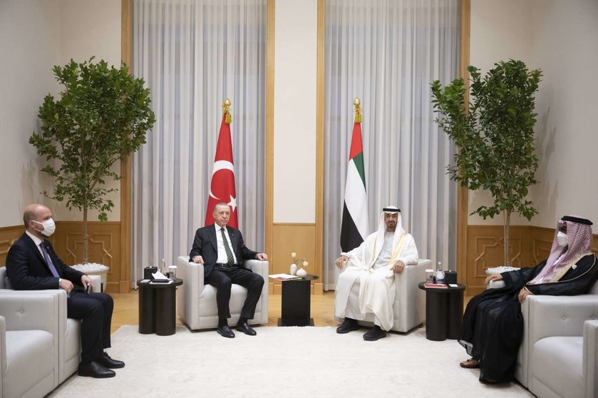 El presidente turco durante su reunión con el príncipe heredero Abu Dhabi. (WAM)