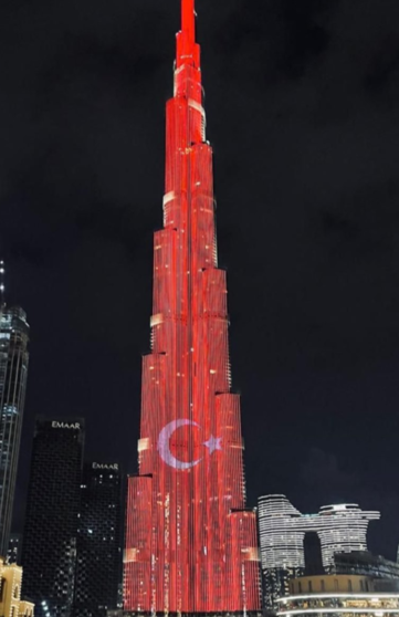 El Burj Khalifa de Dubai iluminado con la bandera turca el 14 de febrero de 2022. (Twitter)