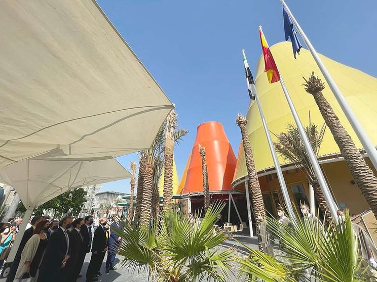 El momento del izado de las banderas ante el Pabellón de España en Expo 2020 Dubai. (EL CORREO)