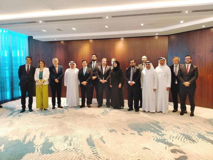 Fernández Vara, con representantes de DAFZ, integrantes de la delegación de Extremadura y autoridades de España en Emiratos Árabes. (EL CORREO)