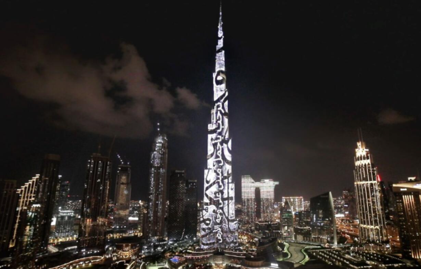 El Burj Khalifa iluminado con la decoración del Museo del Futuro de Dubai. (Fuente externa)