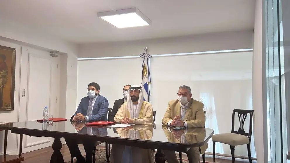 Un momento de la presentación del embajador emiratí ante el presidente Uruguay. (WAM)