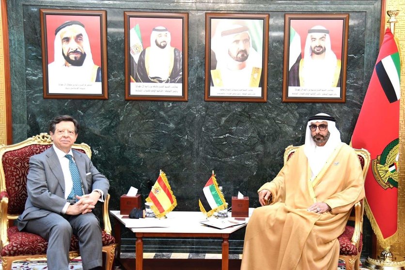 El embajador de España en EAU y el ministro Defensa emiratí. (WAM)