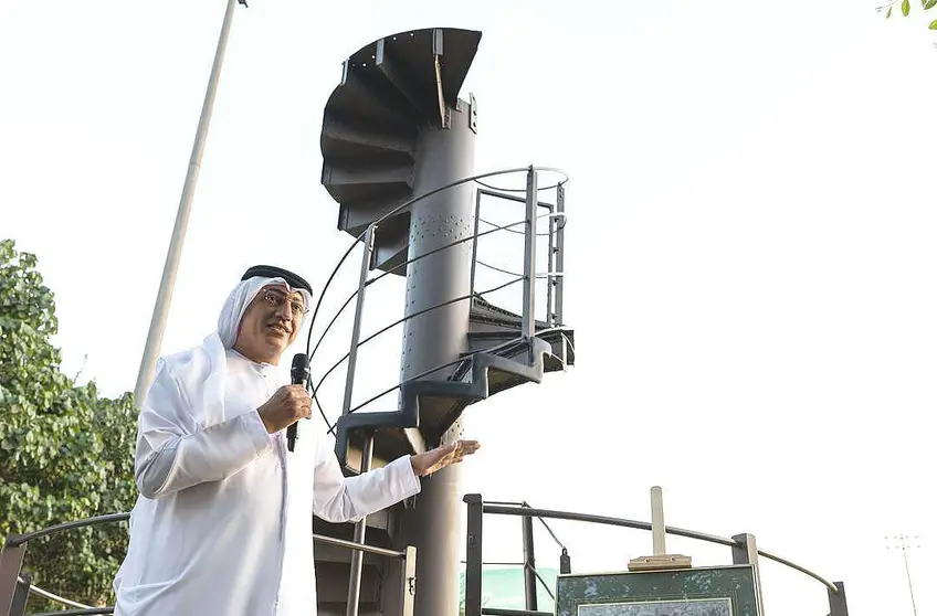 Presentación del tramo original de las escaleras de la Torre Eiffel en Expo 2020 Dubai. (WAM)