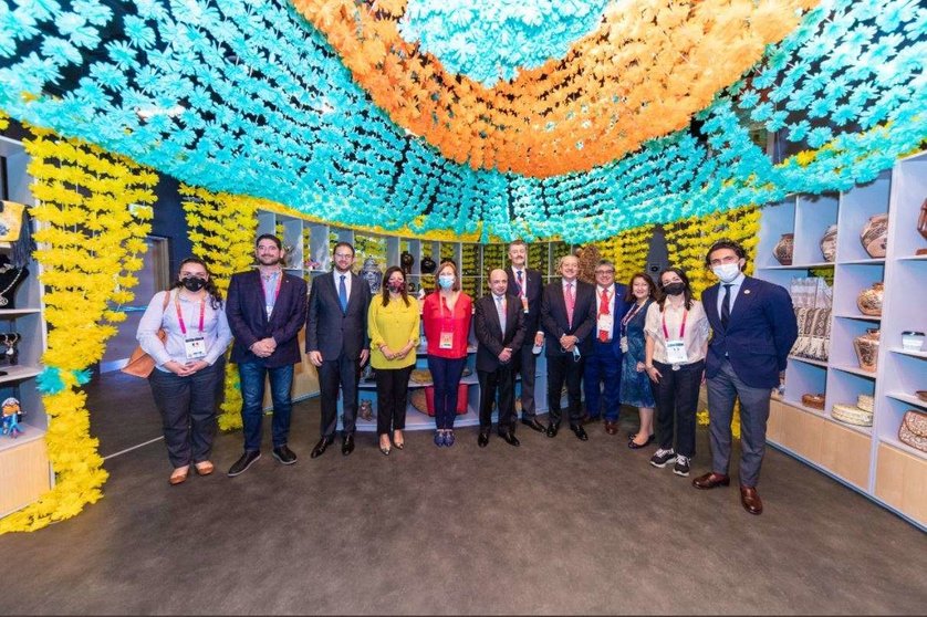 Tatiana Clouthie con empresarios y responsables del Pabellón de México en Expo 2020 Dubai. (@SE_mx)