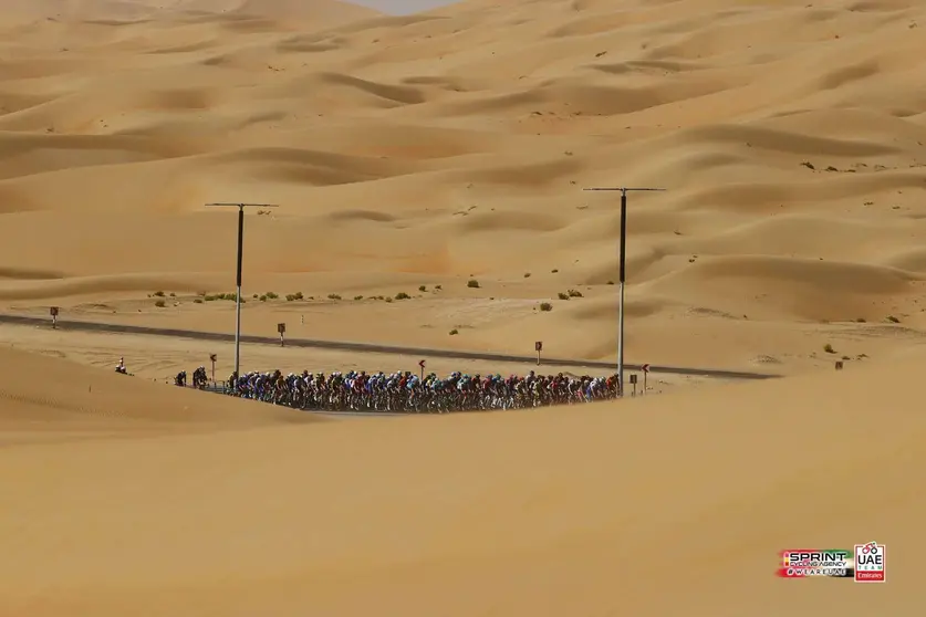 El pelotón en la primera etapa del Tour de Emiratos. (WAM)