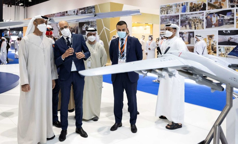 El príncipe heredero de Abu Dhabi ante una exhibición de drones. (WAM)