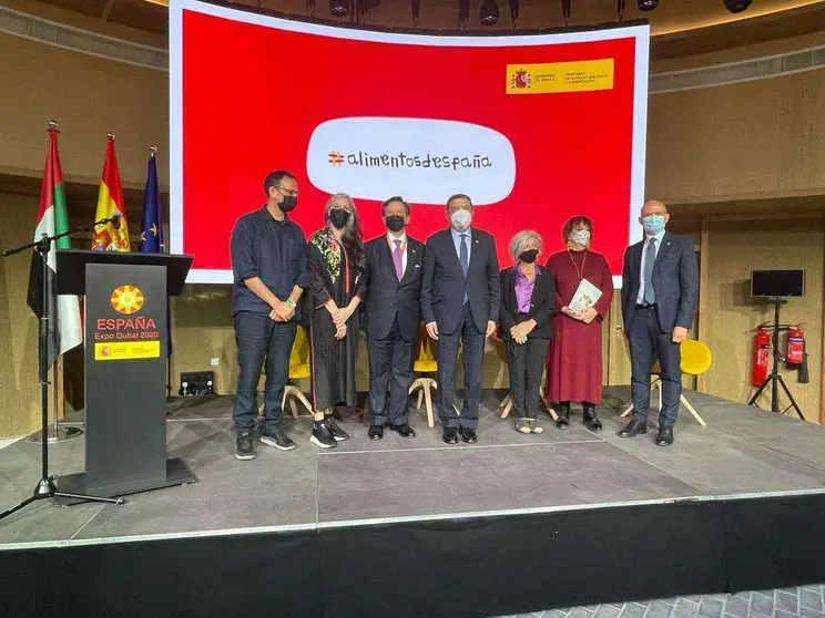 Foto de familia de los ponentes en el acto de Alimentos de España en Expo 2020. (EL CORREO)