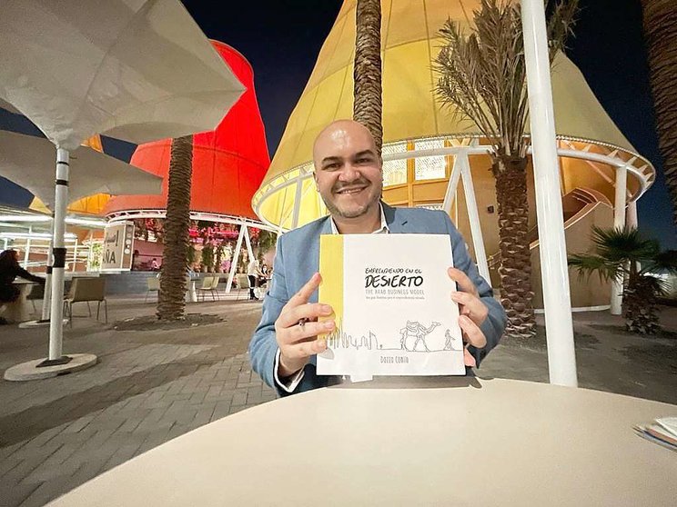 Camilo Dazza, con su libro 'Emprendimiento en el desierto', ante el Pabellón de España en Expo 2020 Dubai. (EL CORREO)