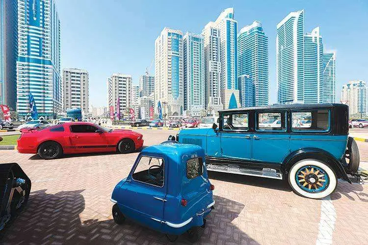 Coches clásicos y potentes se exhiben en el Sharjah Car Festival en el Anfiteatro Al Majaz. (WAM)