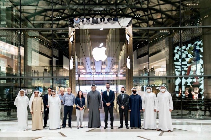 Directivos de Mubadala en la nueva tienda de Apple Abu Dhabi. (WAM)