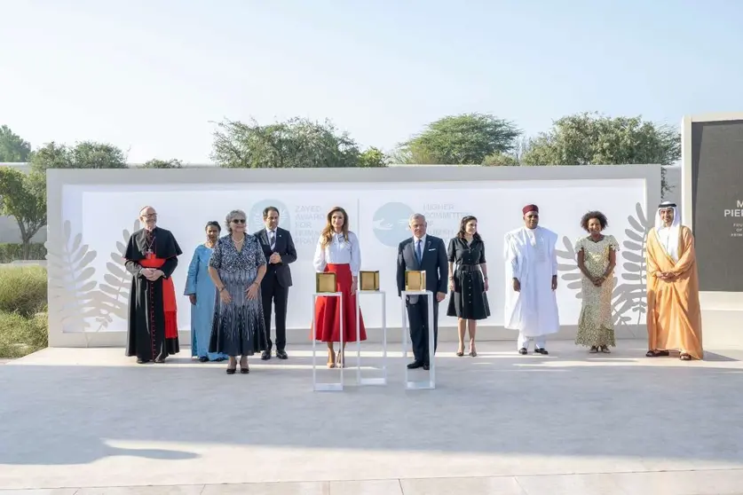 Los reyes de Jordania en el centro de la imagen tras recibir el premio. (WAM)