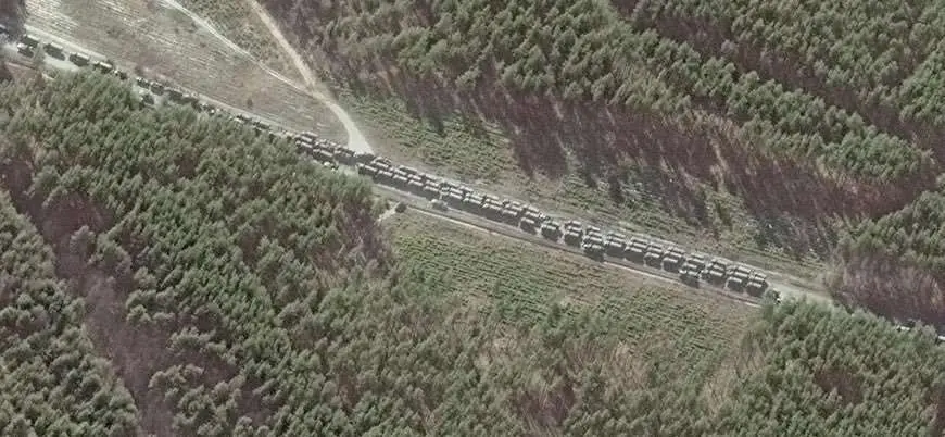 Imágenes de satélite del enorme convoy ruso que avanza hacia Kiev. (Twitter)