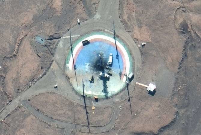 Foto satelital de Maxar Technologies, camiones y otros equipos rodean una plataforma de lanzamiento quemada en el puerto espacial Imam Khomeini de Irán. (AP)