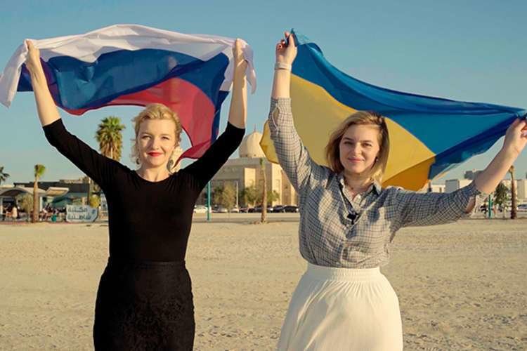 Aleksandra Vasileva (izquierda) y Yuliia Hnatenk levantan sus banderas nacionales en Kite Beach en Dubai. (Fuente externa)