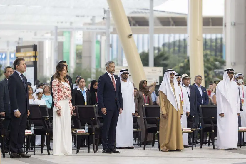 Mario Abdo Benitez, presidente de Paraguay y el jeque Nahayan Mabarak Al Nahayan, ministro de Toleranci de EAU, junto a otras personalidades. (Expo 2020 Dubai)