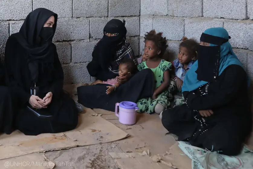 Angelina Jolie en Adén con refugiados. (ACNUR)
