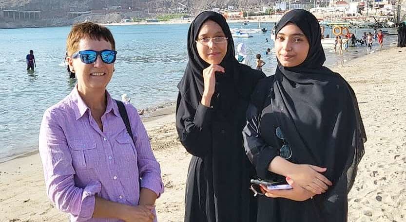 Ángeles Espinosa -izquierda- junto a Manar y Rifat, dos estudiantes, en la playa de Gold Mohur (Adén) durante su último viaje a Yemen. (Cedida)