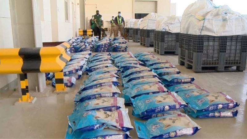 Heroína en sacos de comida para mascotas. (Policía Abu Dhabi)