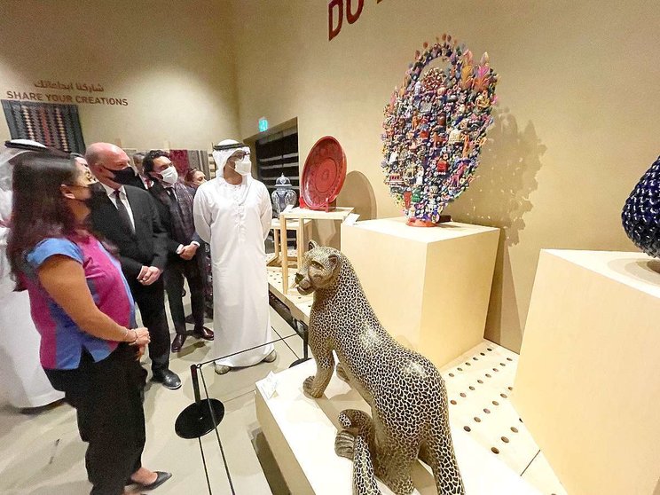 Autoridades recorren la exposición 'Entrelazando culturas, de México a Emiratos Árabes' en la House of Artisans de Abu Dhabi. (EL CORREO)