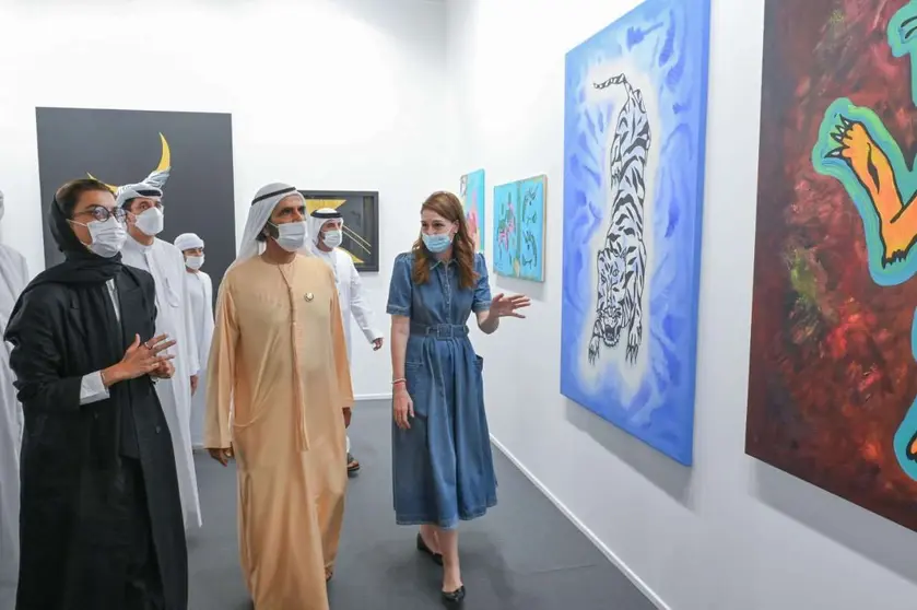 El vicepresidente y la ministra de Cultura de Emiratos durante el recorrido por Art Dubai. (Twitter)