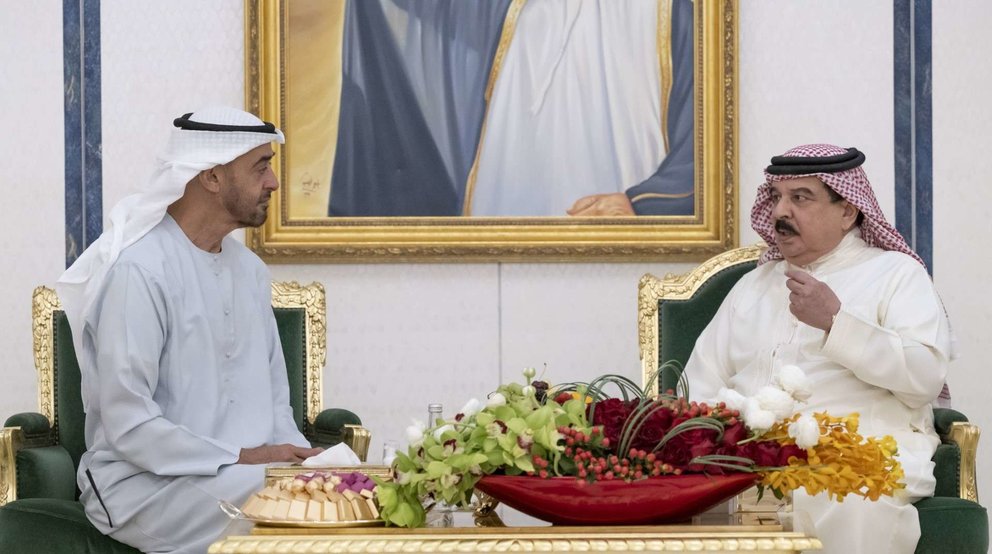 El príncipe heredero de Abu Dhabi y el rey de Bahréin durante la reunión de este domingo. (WAM)