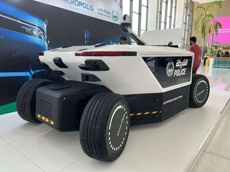 Patrulla policial M01. (Policía de Dubai)
