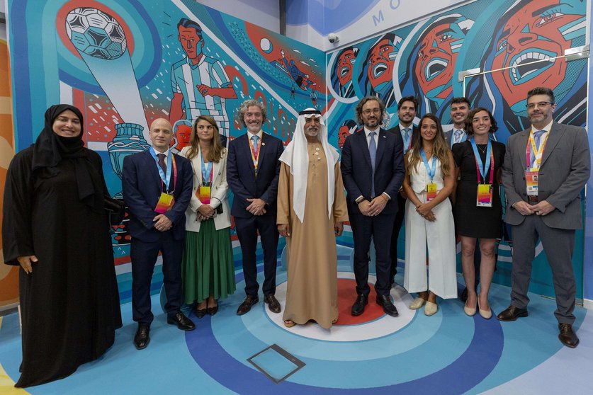 Personalidades de Emiratos y Argentina en el pabellón argentino. (Expo 2020 Dubai)