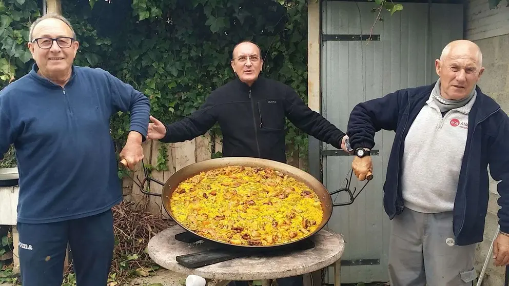 José Luis Gómez muestra una de sus paellas.