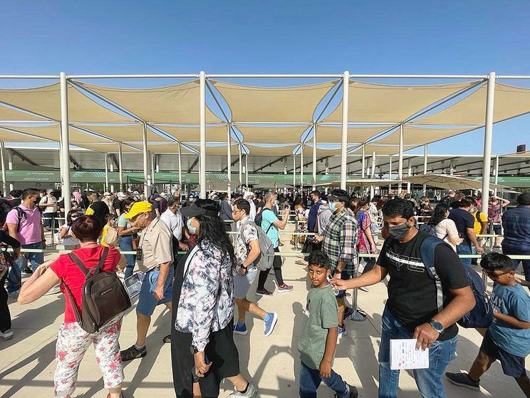 Cientos de visitantes hacen cola ante la puerta del distrito de Sostenibilidad en la Exposición Universal 2020 de Dubai. (EL CORREO)