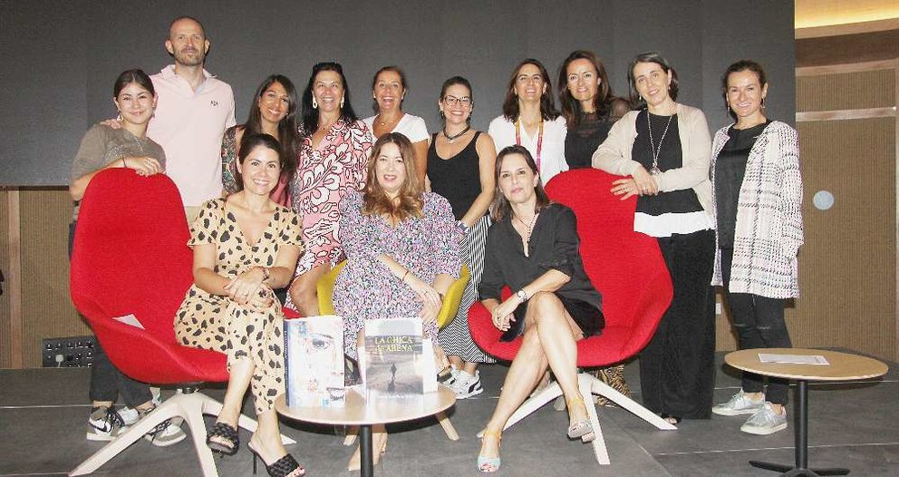 Integrantes del Club de Lectura en Español de Dubai, en el Pabellón de España de Expo 2020. (EL CORREO)