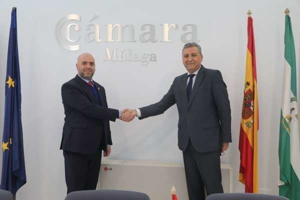 El presidente de la Cámara de Comercio de Málaga (izquierda) y el embajador de EAU en España. (Fuente externa)