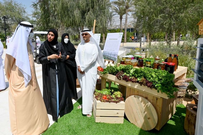 El gobernante de Dubai visita la granja de agricultura comunitaria. (Twitter)