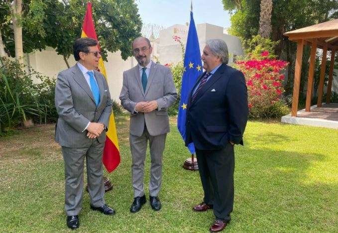 El embajador de España en Emiratos y el presidente de Aragón (primero y segundo por la izquierda).