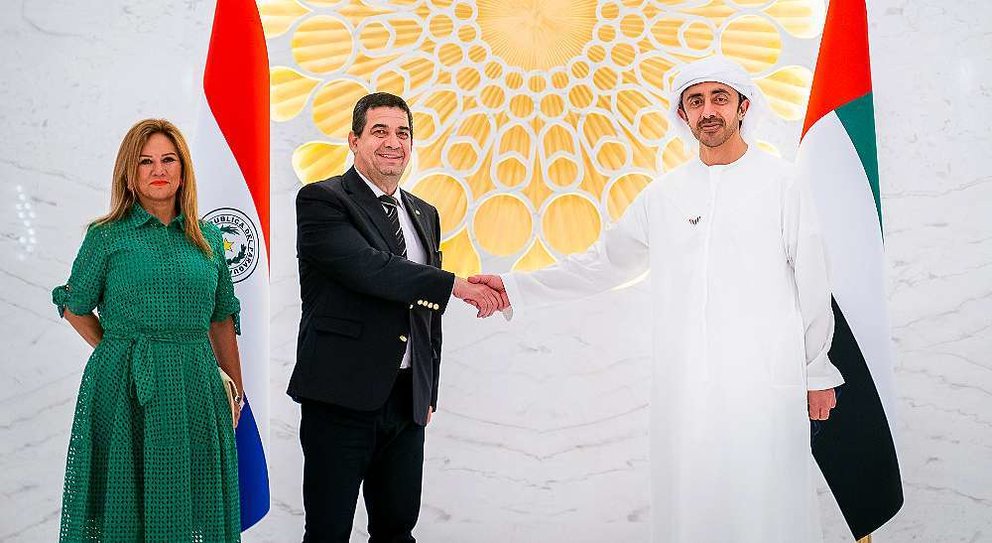 El saludo en Expo 2020 Dubai entre el jeque Abdullah bin Zayed Al Nahyan, ministro de Relaciones Exteriores y Cooperación Internacional de Emiratos Árabes Unidos (EAU), y Hugo Velázquez, vicepresidente de la República del Paraguay. (WAM)