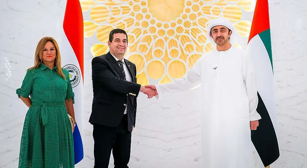 El saludo en Expo 2020 Dubai entre el jeque Abdullah bin Zayed Al Nahyan, ministro de Relaciones Exteriores y Cooperación Internacional de Emiratos Árabes Unidos (EAU), y Hugo Velázquez, vicepresidente de la República del Paraguay. (WAM)