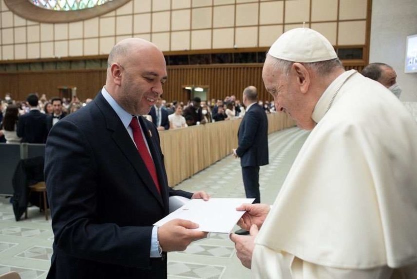 El embajador emiratí en España junto al Papa Francisco. (Twitter)