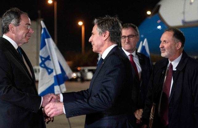 Antony Blinken, es recibido por funcionarios israelíes a su llegada al aeropuerto Ben Gurion, cerca de la ciudad israelí de Tel Aviv, el 26 de marzo de 2022.