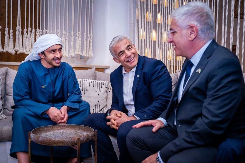 El ministro de Exteriores de Emiratos junto a su homólogo de Israel. (WAM)