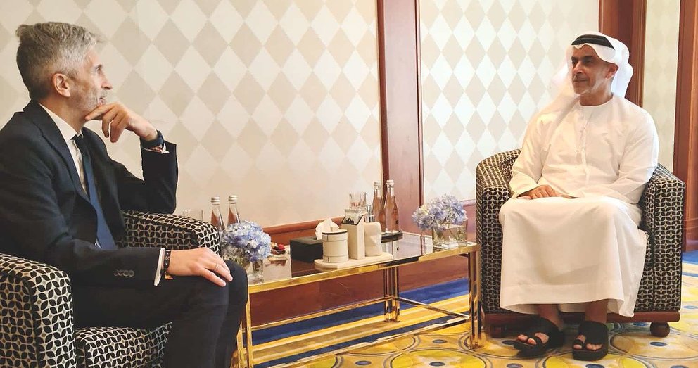El ministro español Grande Marlaska junto al jeque Saif bin Zayed Al Nahyan, ministro del Interior emiratí. (Twitter)