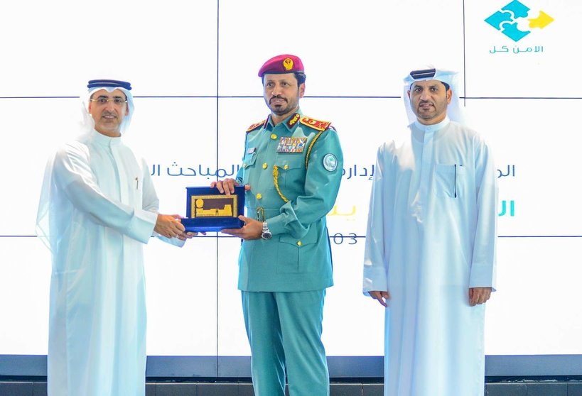 El teniente coronel Ahmed Saeed Al Nuaimi recibe el Premio Mohammed bin Rashid. (WAM)