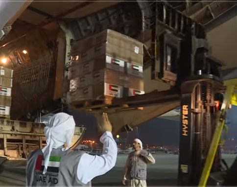 Carga de ayuda humanitaria en el avión fletado por Emiratos para Ucrania. (WAM)