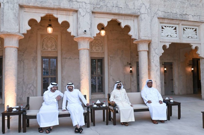 Sheikh Mohammed bin Rashid recibe saludos en el  Shindagha Majlis de Dubai. (WAM)