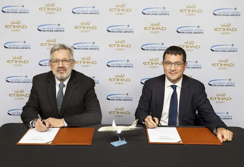 Firma del acuerdo entre Abu Dhabi Airports y Etihad Guest. (WAM)