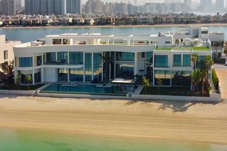 Vista frontal de la villa más cara vendida en Dubai.