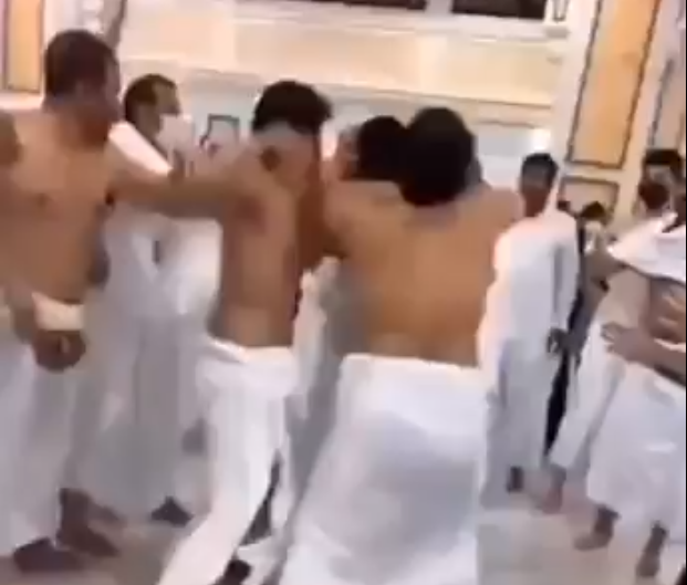 Un fotograma de la pelea en la Gran Mezquita.