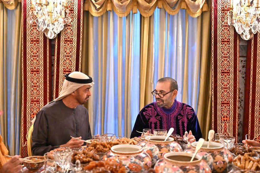Mohamed bin Zayed Al Nayhan asiste a un iftar organizado por el Rey Mohammed VI de Marruecos en Rabat.