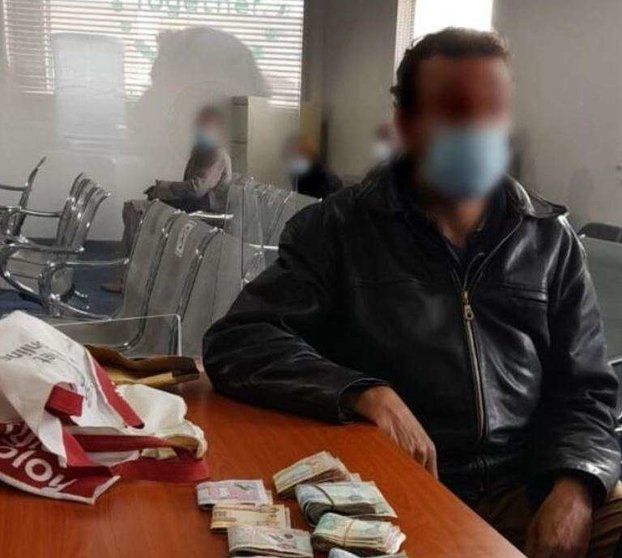 La Policía de Dubai difundió esta imagen del mendigo con el dinero.