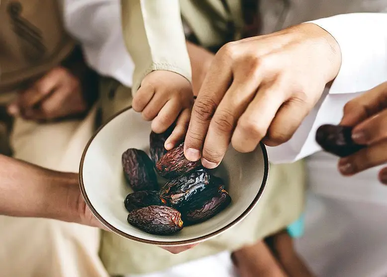 El ‘iftar’, comida diaria de ruptura del ayuno, goza en el islam de un singular sentido comunitario de celebración y reúne a las familias alrededor de una mesa donde los dátiles son siempre protagonistas. (pxhere.com)